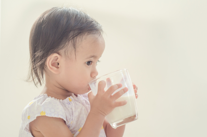 minum susu pakai gelas