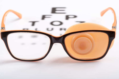 kacamata untuk mata juling
