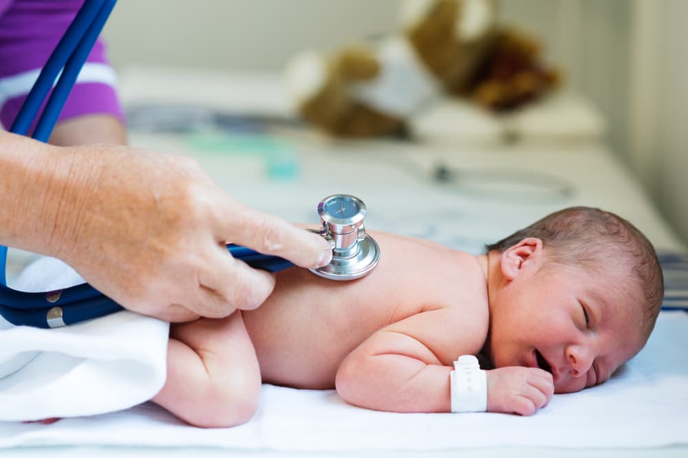 Jenis Pemeriksaan Bayi Baru Lahir yang Penting Diketahui Orangtua