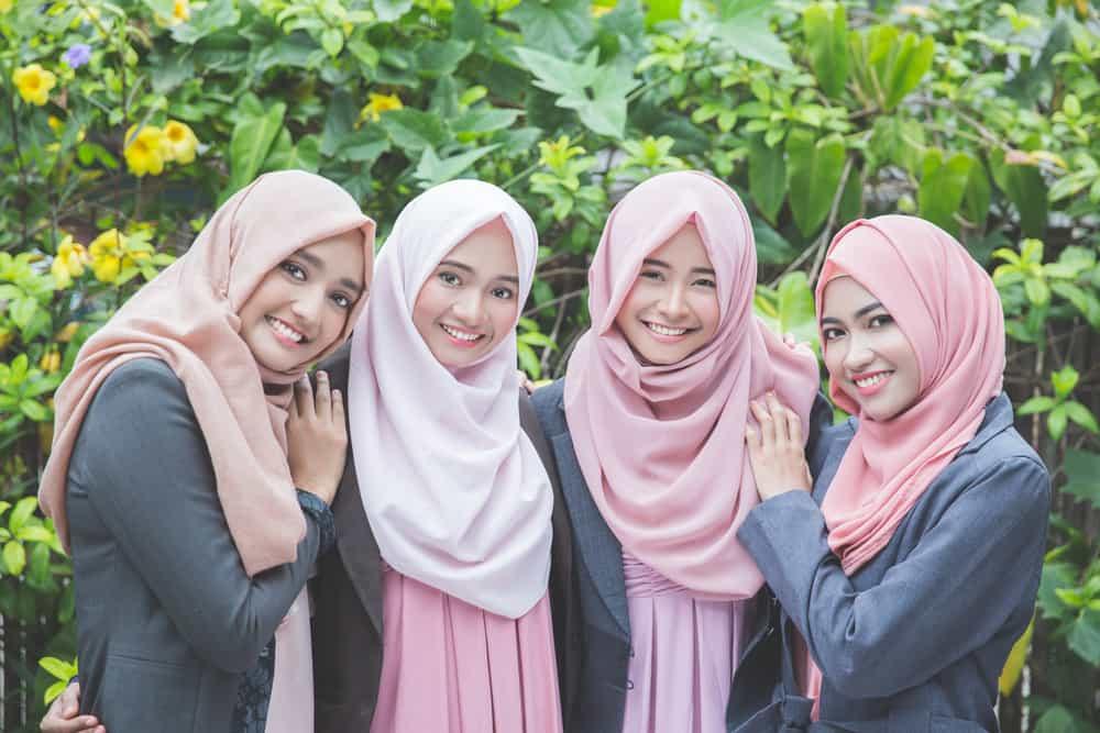 Kenapa Kebanyakan Wanita Berhijab Wajahnya Terlihat Mirip?