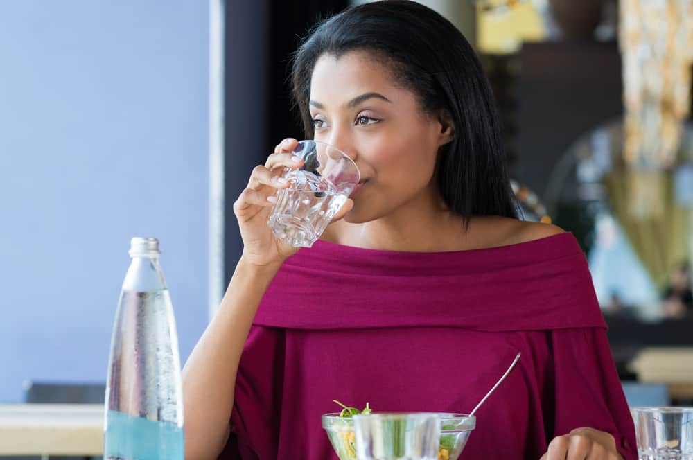 Kenapa Kita Perlu Minum Air Putih Setelah Makan?