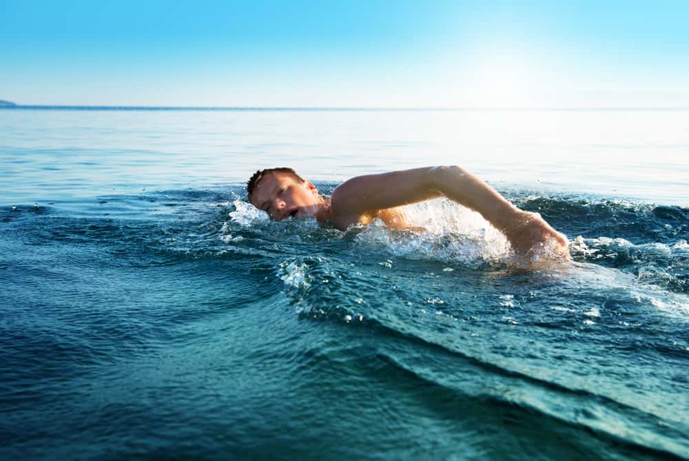 Habis Berenang di Laut, 4 Penyakit Tak Terduga Ini Bisa Menyerang Anda