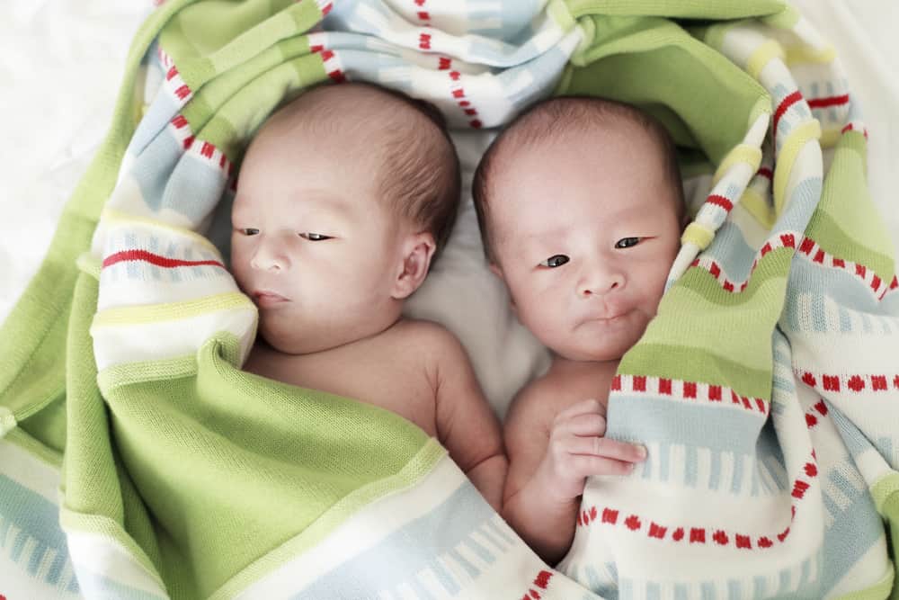 Proses Melahirkan Anak Kembar (Normal dan Operasi Caesar)
