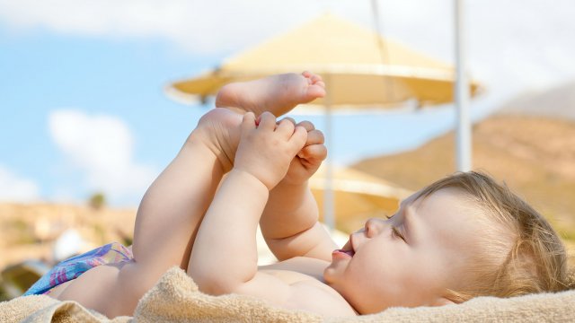 5 Aturan Penting Saat Melindungi Kulit Bayi dari Sinar Matahari