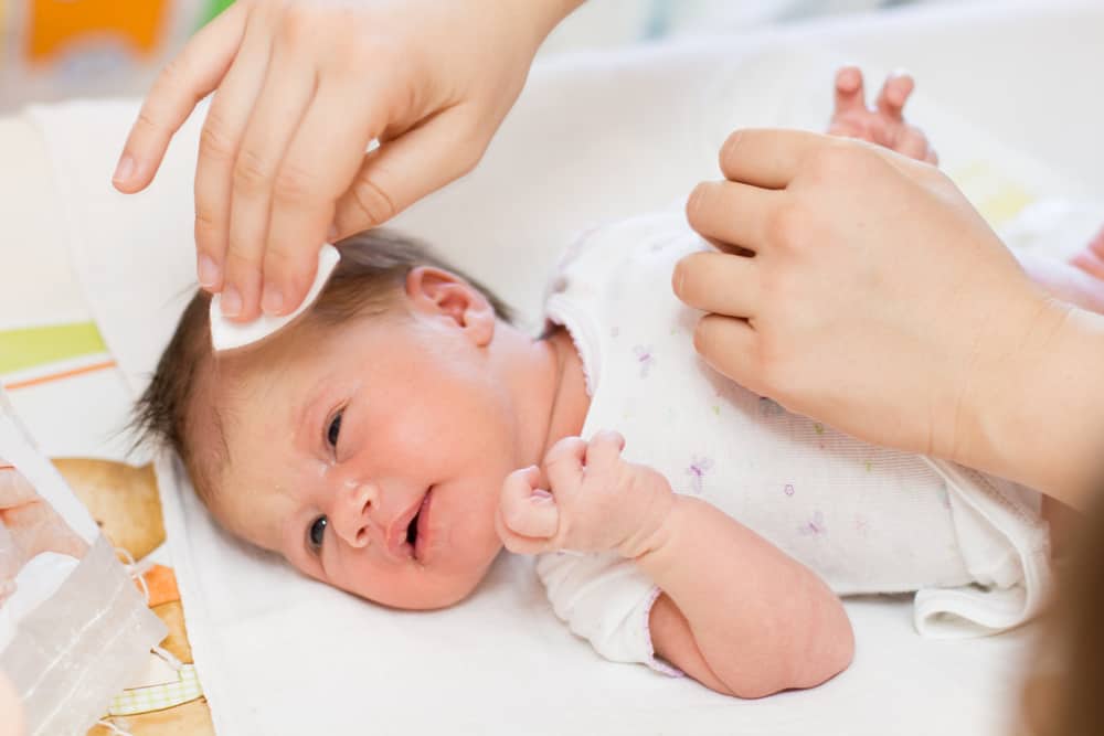 Cara Merawat Kulit Bayi yang Tepat Tanpa Membuat Iritasi