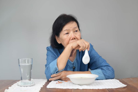 Berbagai Penyebab Lansia Susah Makan dan Bahaya yang Mungkin Terjadi
