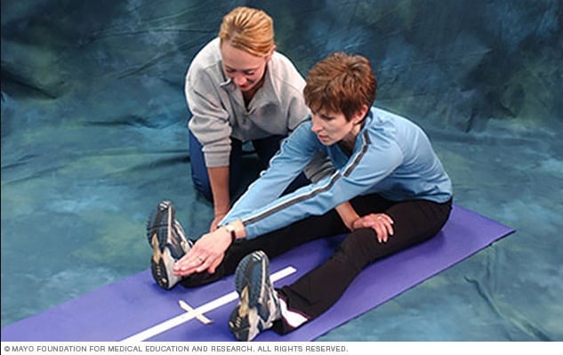 Bagaimana bentuk latihan yang benar untuk meningkatkan kelentukan otot pinggang?