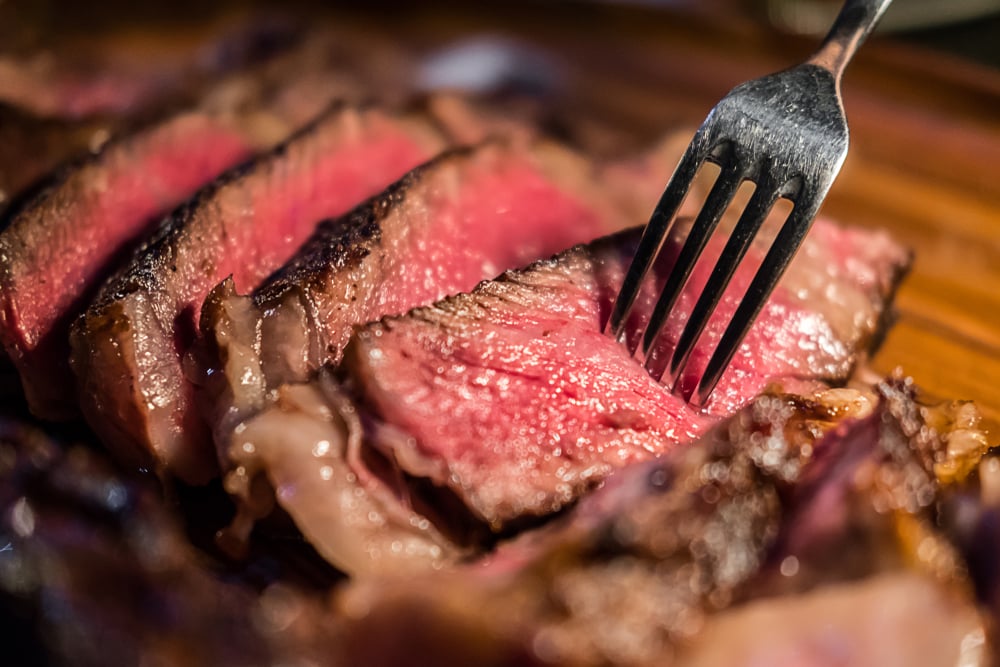 Ada Cairan Merah pada Steak, Amankah Dikonsumsi?