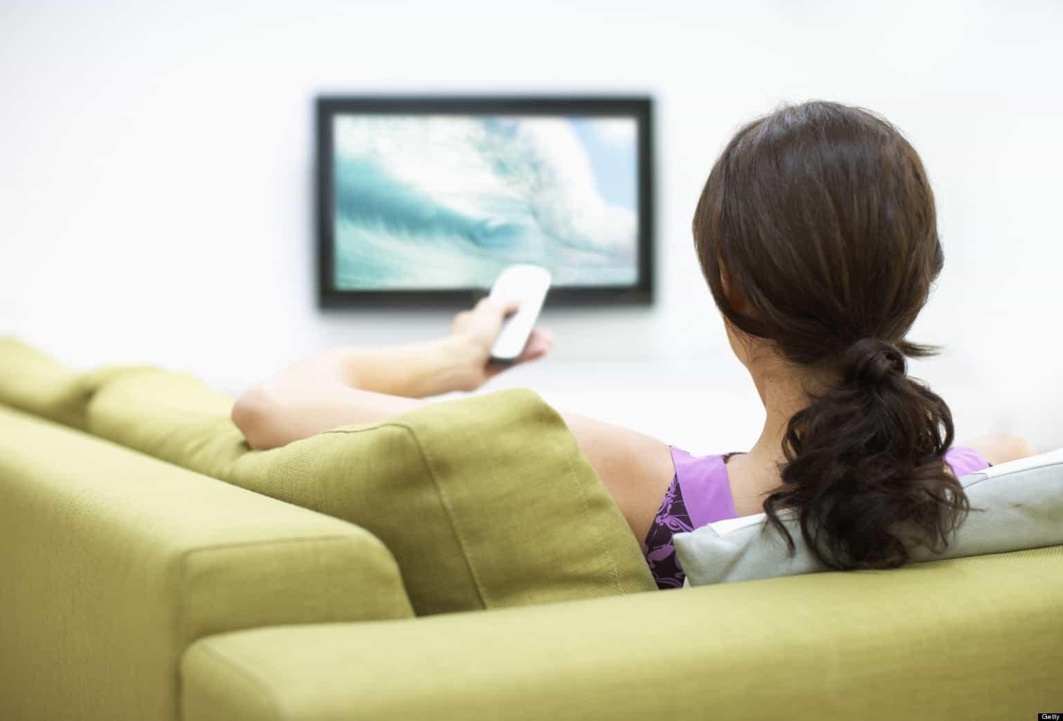 ilustrasi nonton TV sendirian