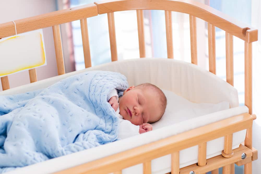 Kenapa Orangtua Sebaiknya Tidak Menyelimuti Bayi Saat Tidur