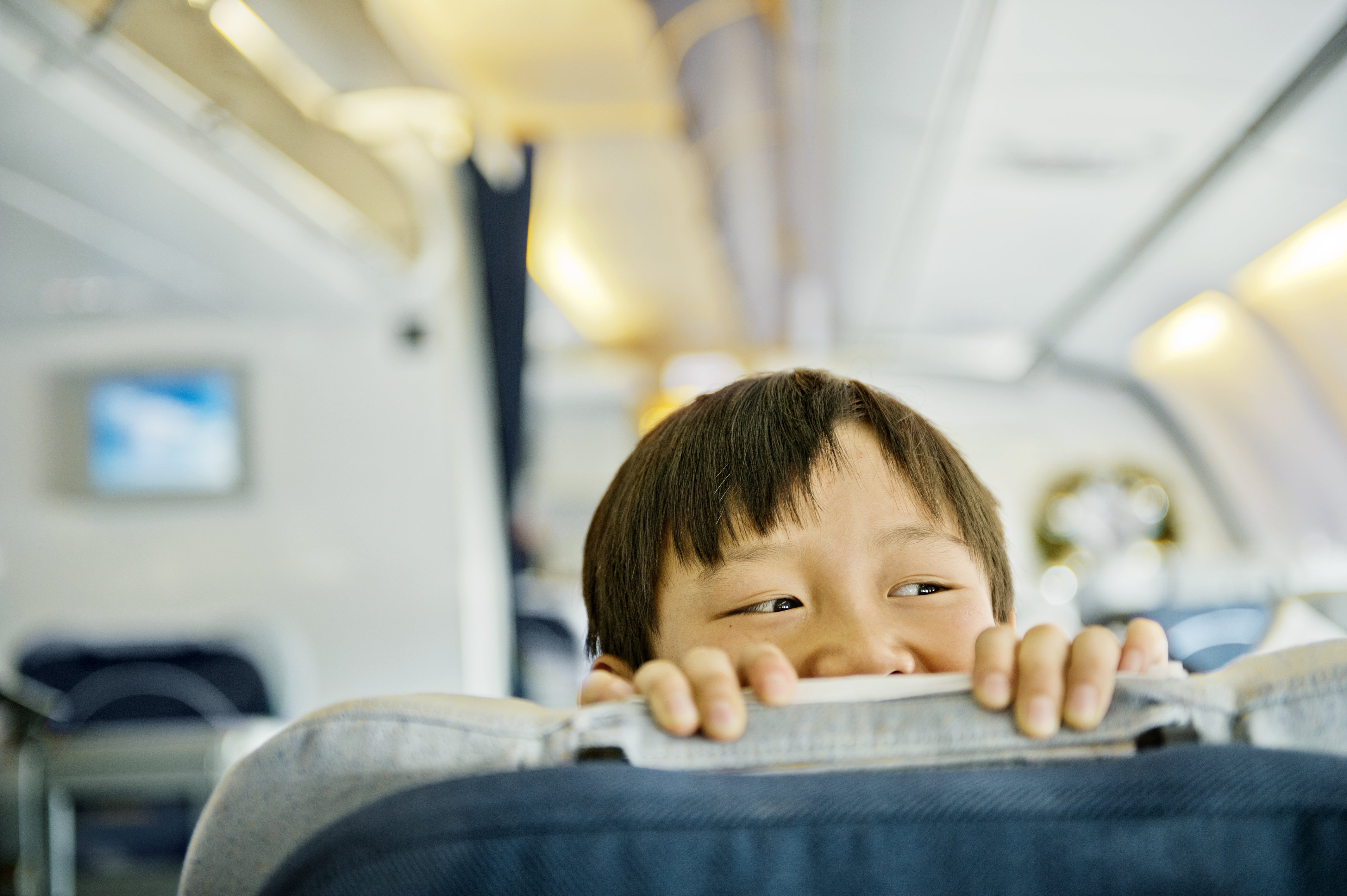 7 Tips Menikmati Penerbangan Panjang Sambil Membawa Anak