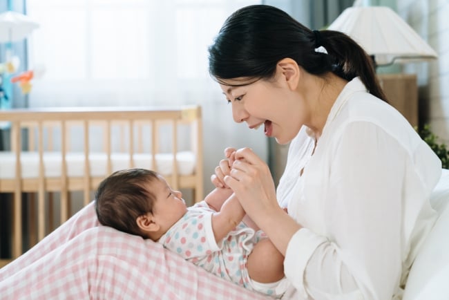 6 Manfaat Bernyanyi untuk Bayi, Bisa Dilakukan Sejak Dini!