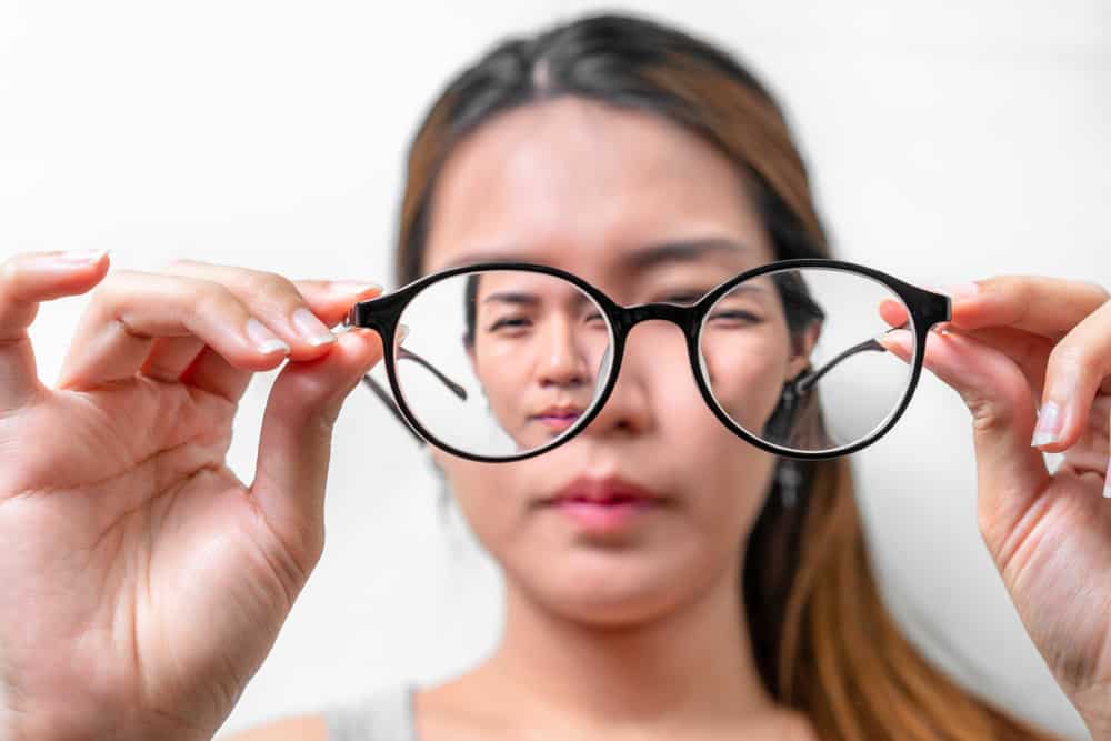 5 Cara Membedakan Mata Minus dan Mata Silinder