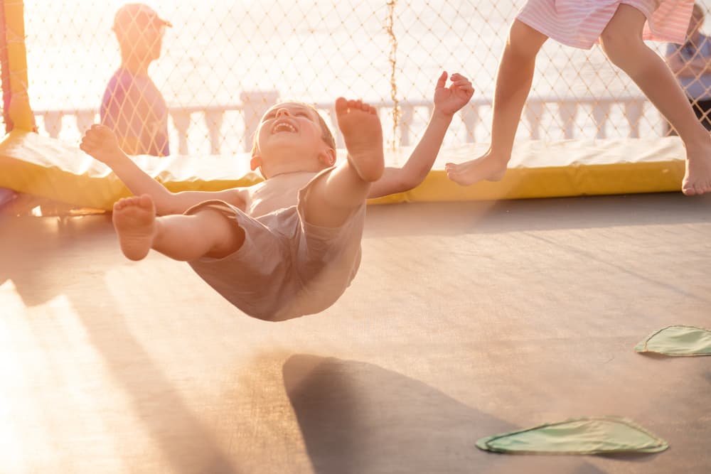 Tips Aman Mengajak Si Kecil Bermain di Trampolin Park