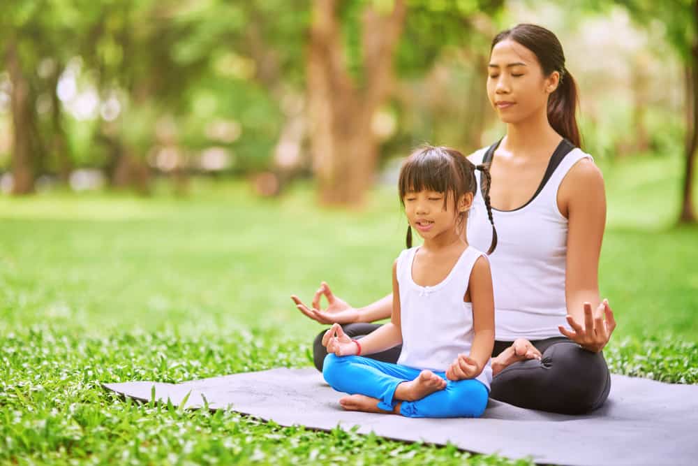 7 Manfaat Menakjubkan Yoga untuk Membantu Tumbuh Kembang Anak Autisme