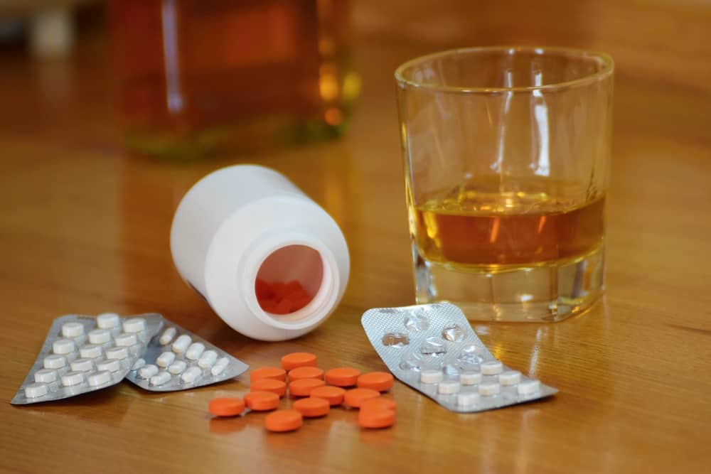 Bahaya Mengonsumsi Obat Tidur dan Alkohol Secara Bersamaan