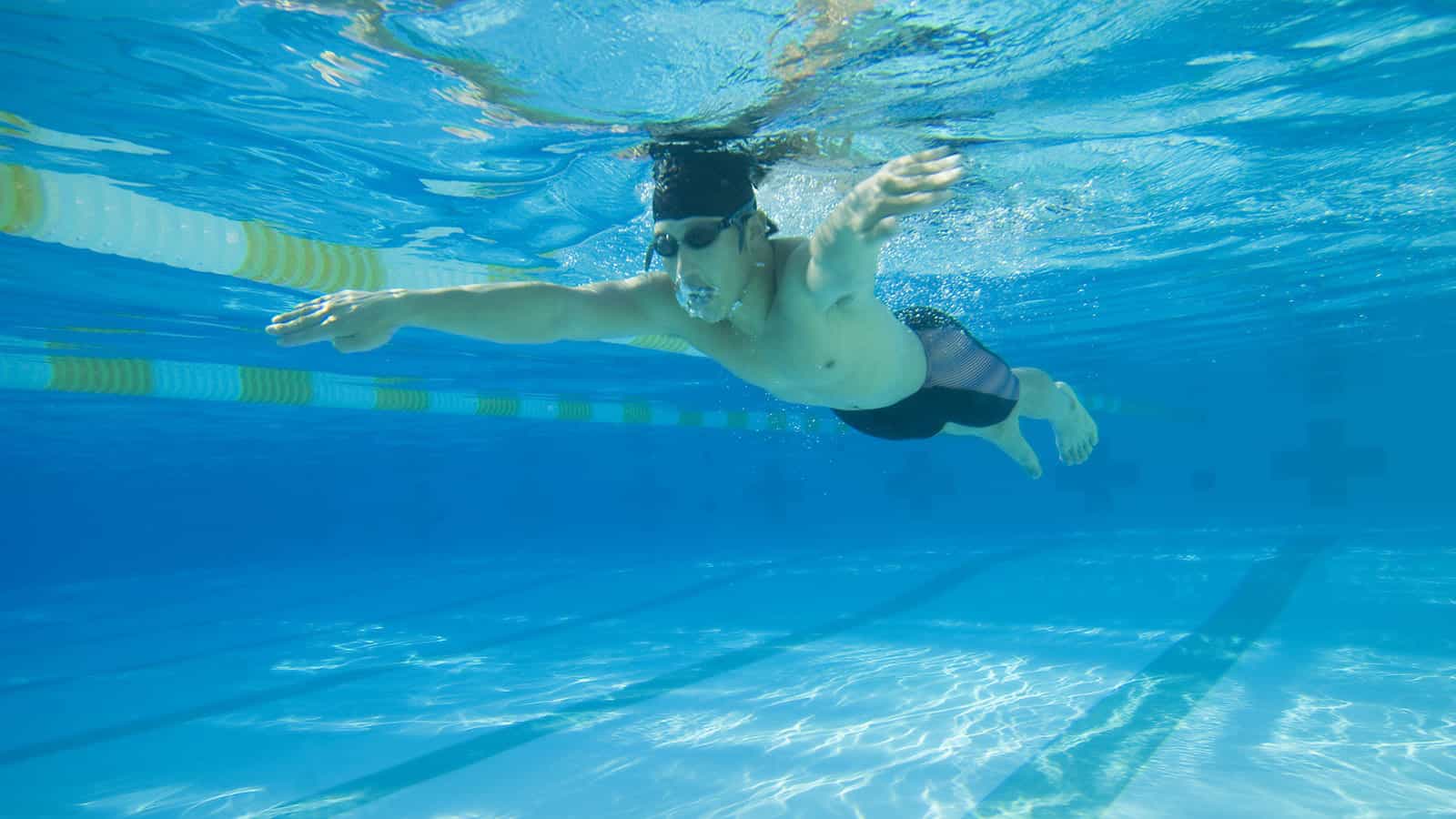 Benarkah Berenang Bisa Mengatasi Saraf Kejepit?