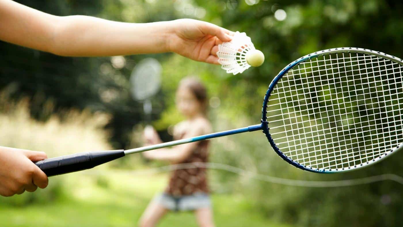 Dalam permainan bulu tangkis pukulan dengan tujuan untuk menempatkan bola sedekat mungkin dengan net dan secara cepat pada lapangan lawan adalah pukulan
