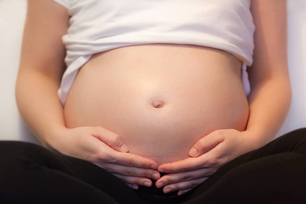 gambar perbedaan perut buncit dan hamil saat duduk