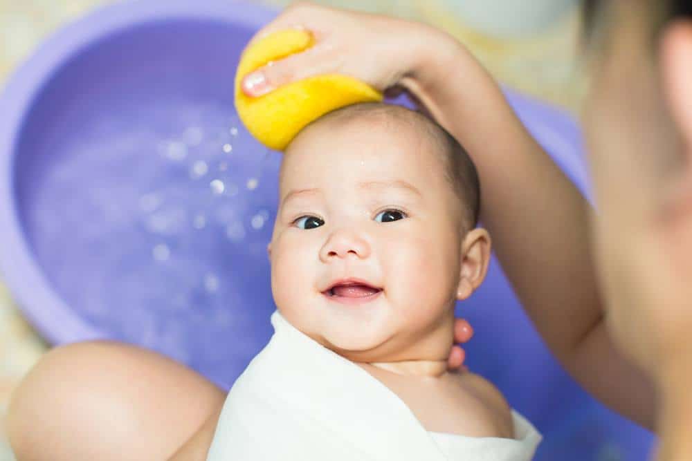 Muncul Kerak di Kepala Bayi, Apakah Ini Normal? Bagaimana Mengatasinya?