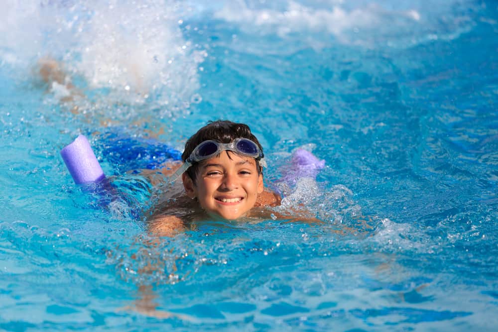 Benarkah Berenang setelah Makan Berbahaya bagi Kesehatan?