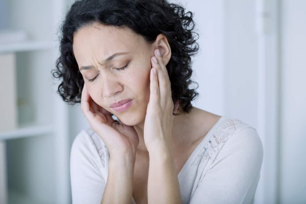 4 Penyebab Sakit Kepala di Belakang Telinga yang Umum, Serta Cara Mengatasinya