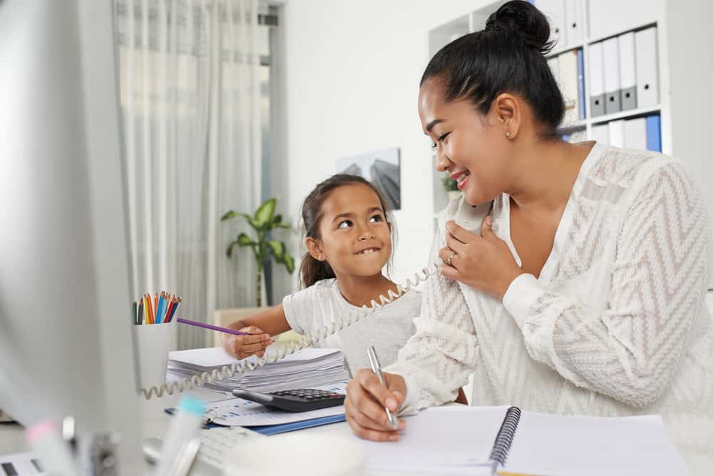 Jadi Working Mom? Jangan Takut, Ini 6 Pengaruh Positifnya Bagi Si Kecil