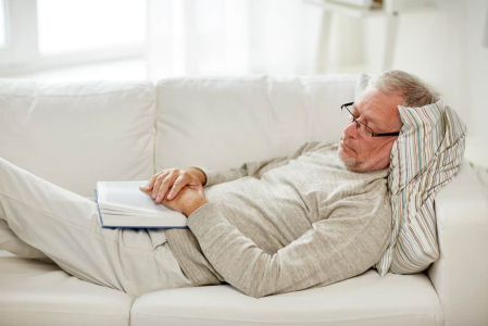 Alasan Lansia Sering Tidur Siang, dan Tips Mencegahnya Berlebihan