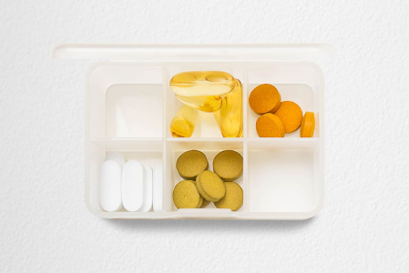 6 Jenis Obat-obatan yang Harus Selalu Tersedia di Tas Anda