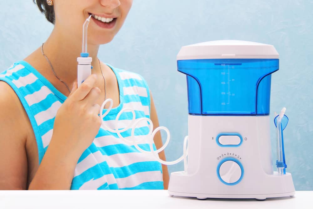 Benarkah Waterpik Efektif untuk Menghilangkan Plak Gigi?