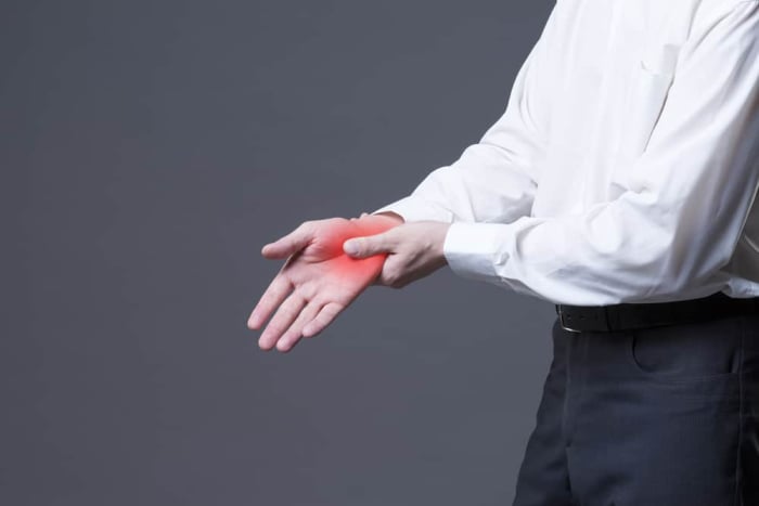 mengobati pergelangan tangan sakit carpal tunnel syndrome ujung jari tangan mati rasa