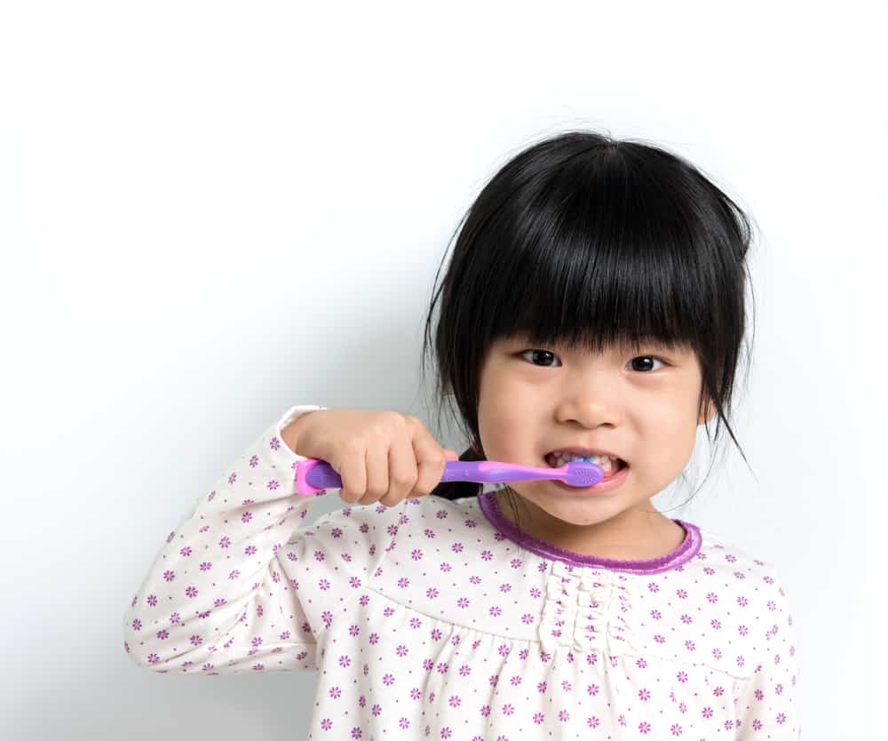 Di Usia Berapa Anak Sebaiknya Mulai Menyikat Gigi Sendiri