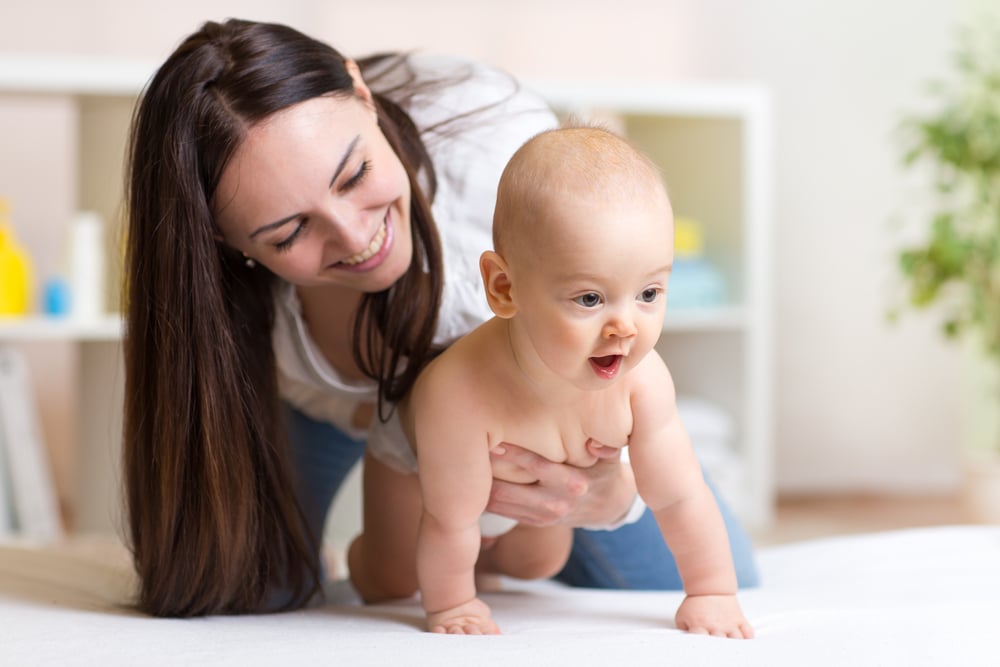 Bayi Sedang Belajar Merangkak? Jaga Si Penjelajah Kecil Dengan 4 Langkah Ini!