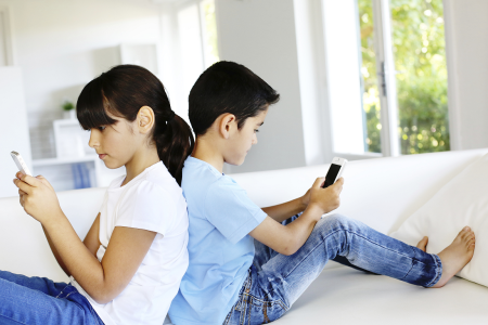 Mulai Usia Berapa Anak Boleh Punya Media Sosial?