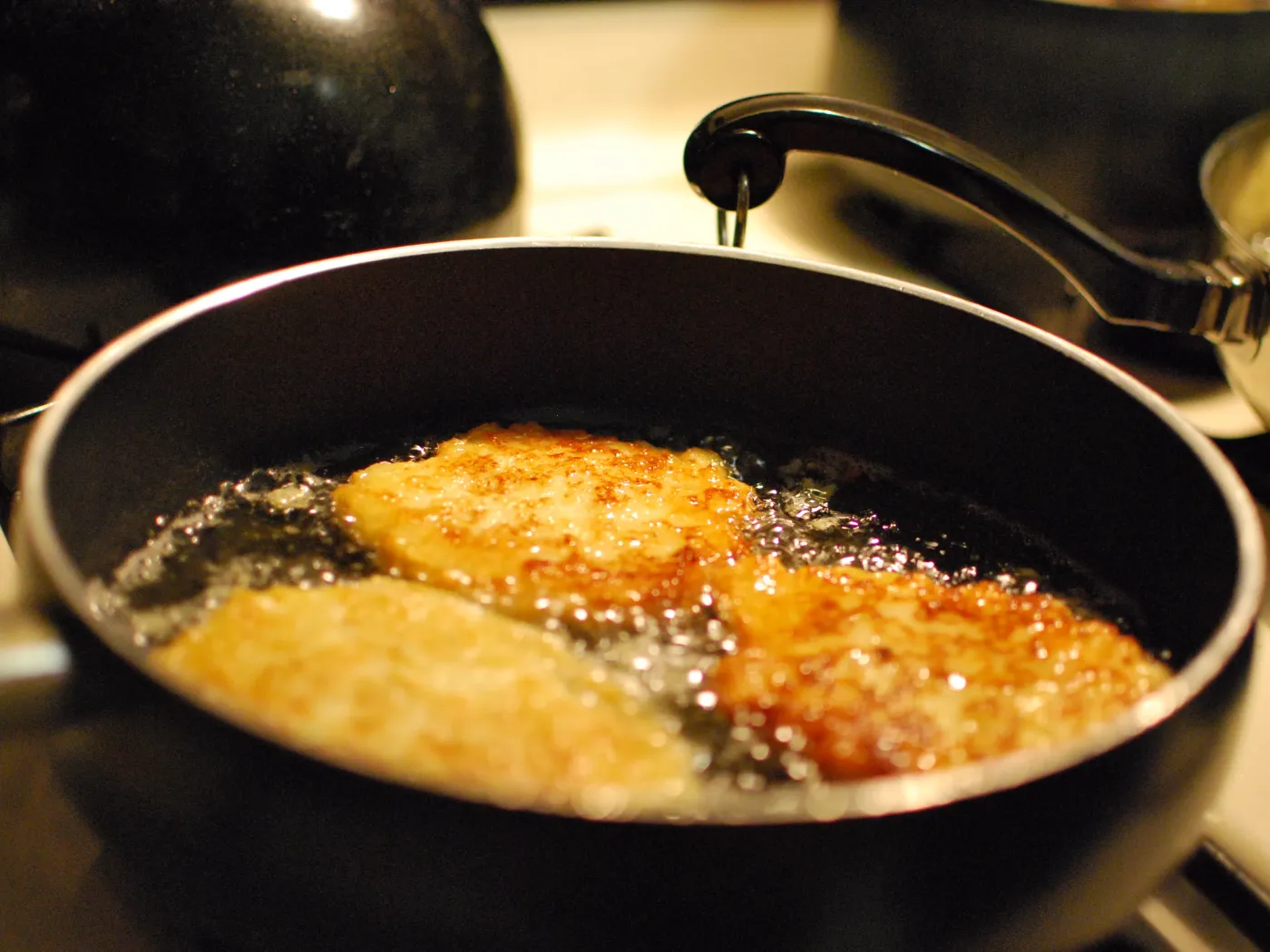 Makanan Berminyak Bisa Menimbulkan 7 Bahaya Ini!