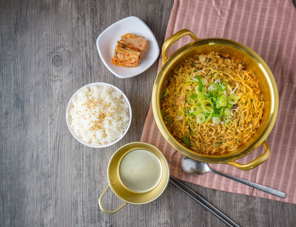 Mie Instan atau Nasi Putih, Mana yang Lebih Sehat untuk Dikonsumsi?