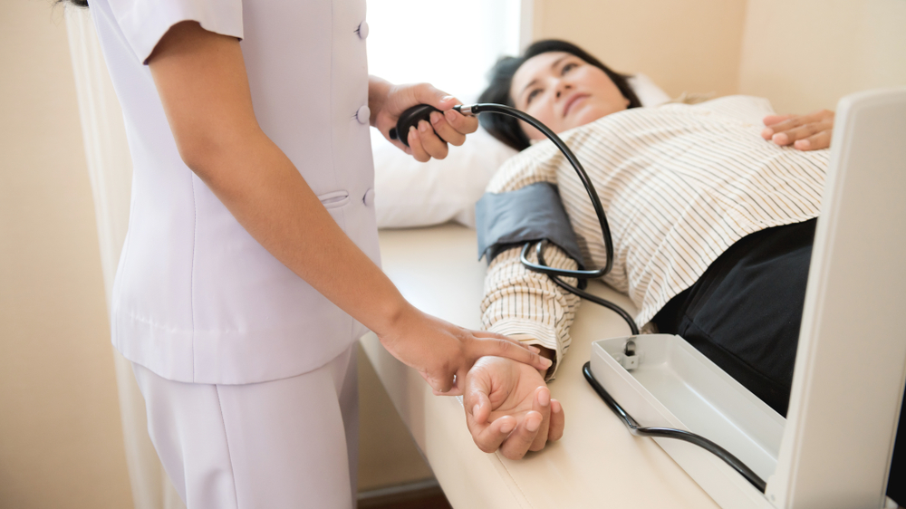 Kenali Gejala dan Bahaya Tekanan Darah Tinggi Setelah Melahirkan