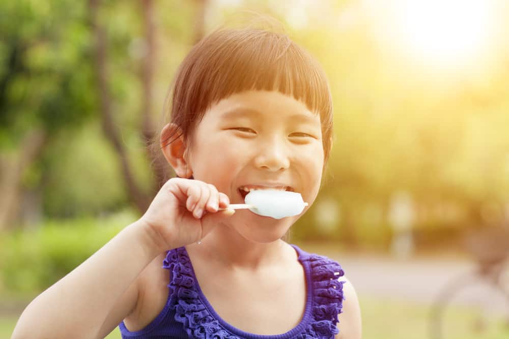 Cara Menghentikan Kebiasaan Anak Makan Sambil Jalan, Berdiri, Atau Bermain