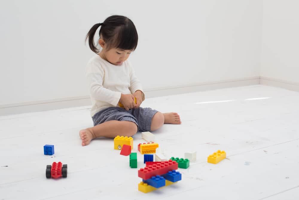 Apa Benar Posisi Duduk W pada Anak Itu Berbahaya?