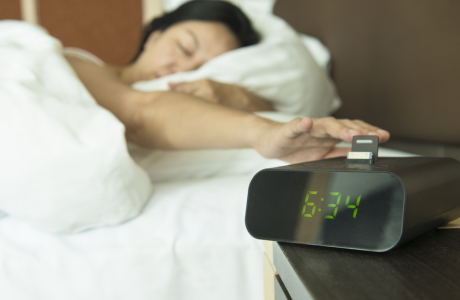 Jangan Pilih Snooze Alarm Saat Harus Bangun Tidur, Ada Bahayanya Lho!