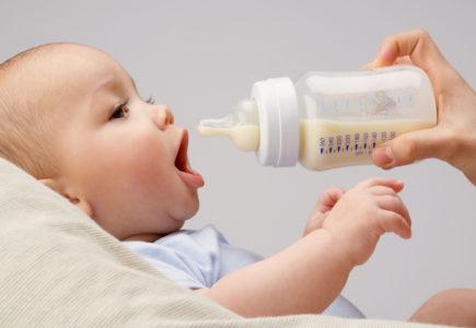 Benarkah Bayi Susu Formula Lebih Gampang Sakit?