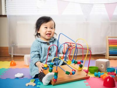 10 Jenis Mainan untuk Mendorong Perkembangan Anak Dengan Autisme