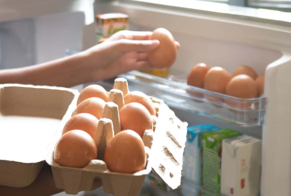 Mana yang Lebih Baik, Menyimpan Telur di Kulkas Atau di Luar?