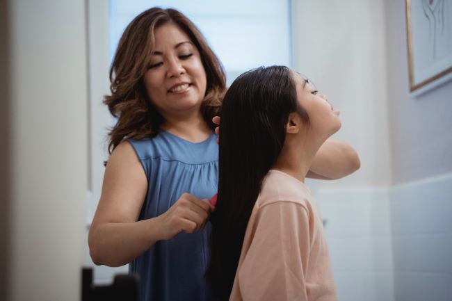 Anak Ingin Catok Rambut, Apakah Boleh dan Aman?