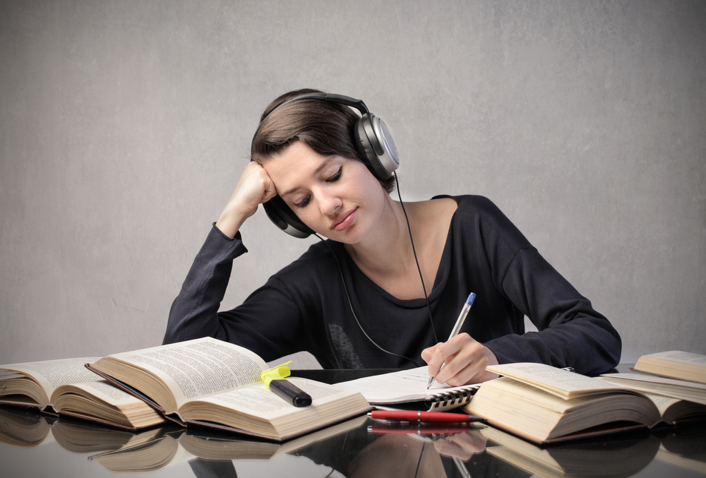 Mendengarkan Musik Sambil Belajar Ternyata Bikin Anda Lebih Gampang Berkonsentrasi