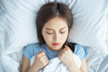 7 Kemungkinan Penyebab Mengigau Saat Tidur