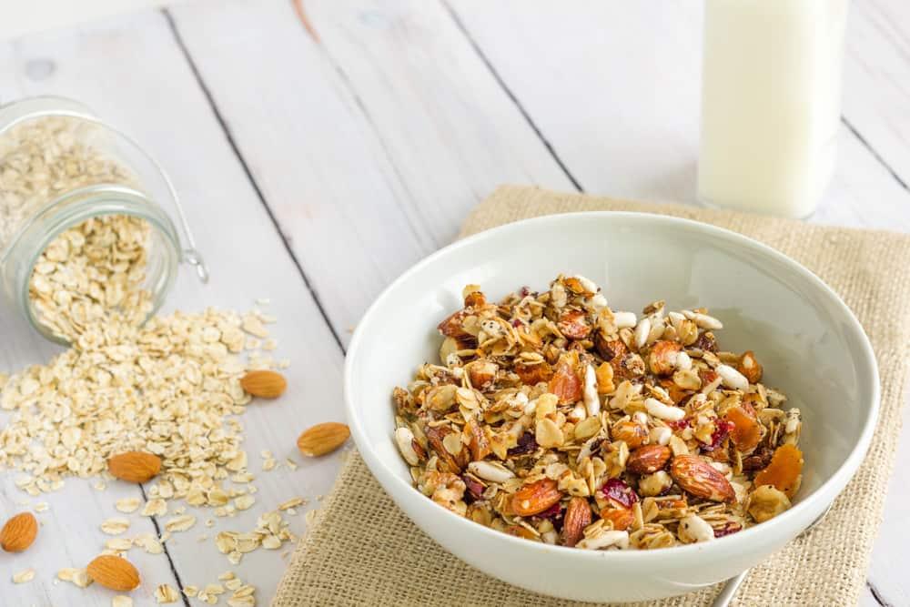 Sebenarnya Apa Perbedaan Oat, Muesli, dan Granola?