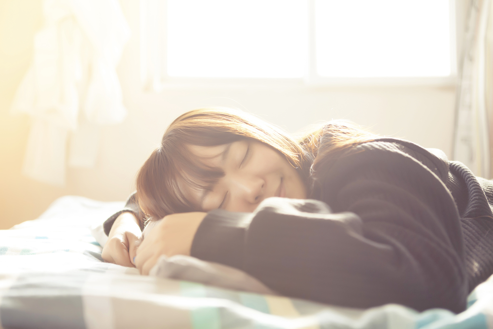 4 Kebiasaan Sepele Sebelum Tidur yang Merusak Kulit