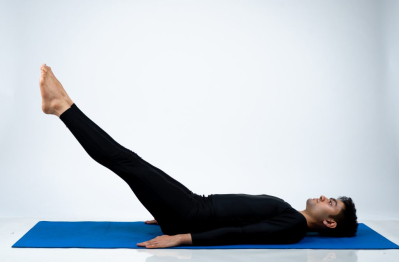 Uttanapadasana gerakan yoga untuk mengatasi ejakulasi dini