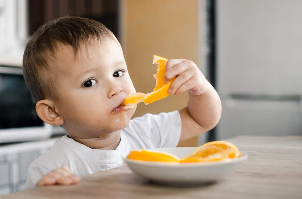 Kapan Sebaiknya Bayi Mulai Boleh Makan Buah Kecut?